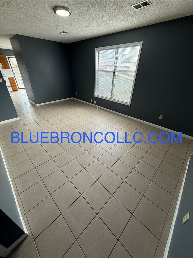 201 Sky Vue Dr in Raymore, MO - Building Photo - Building Photo