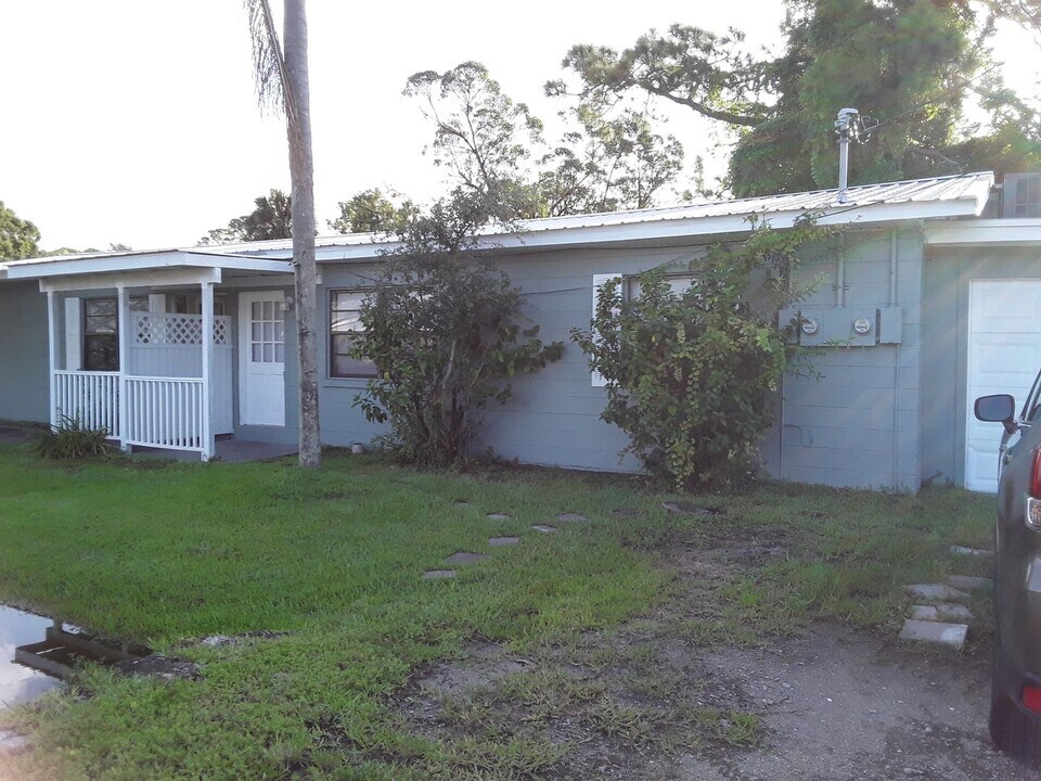 120 Laurel Oak St in West Melbourne, FL - Building Photo