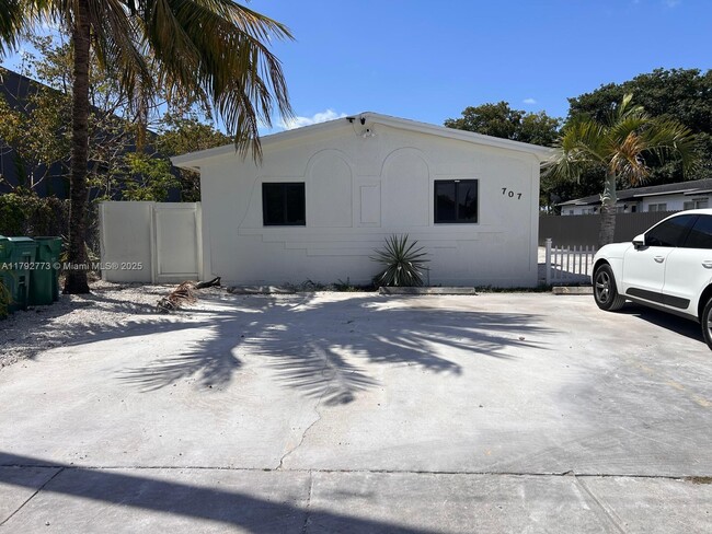 707 SW 10th St in Dania Beach, FL - Building Photo - Building Photo