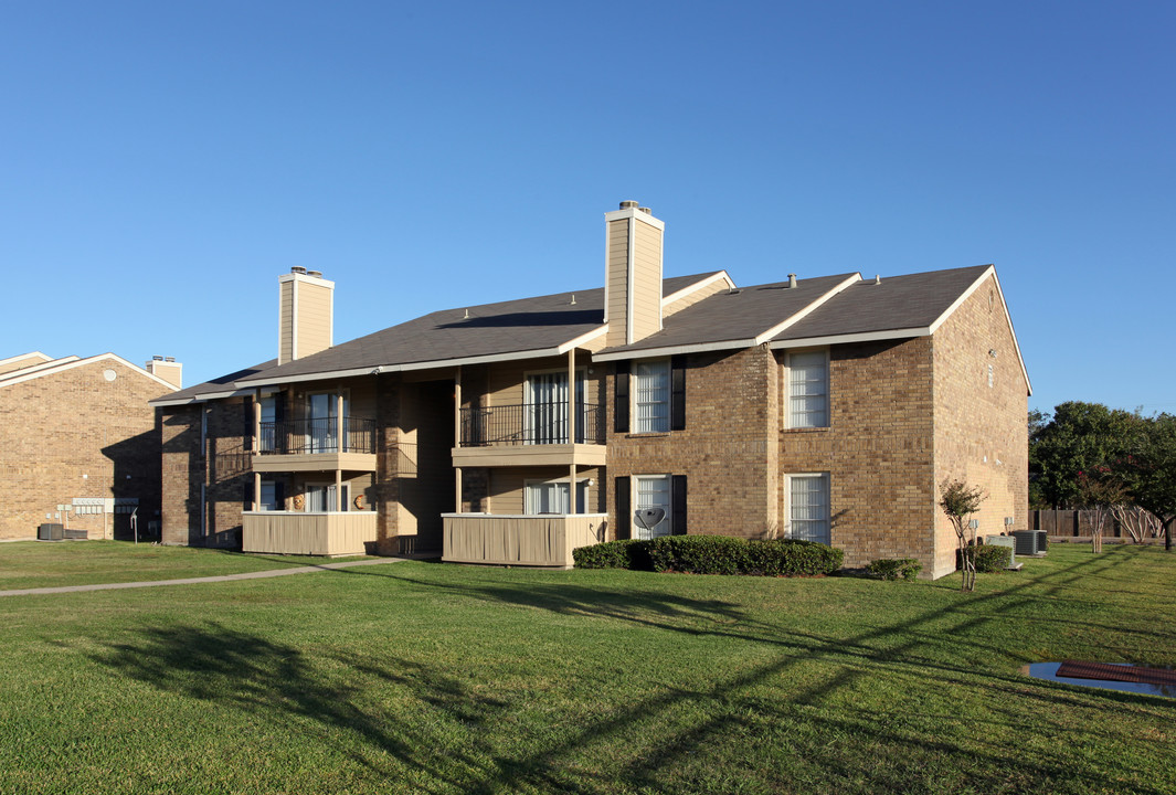 Wymberly Pointe in Grand Prairie, TX - Building Photo