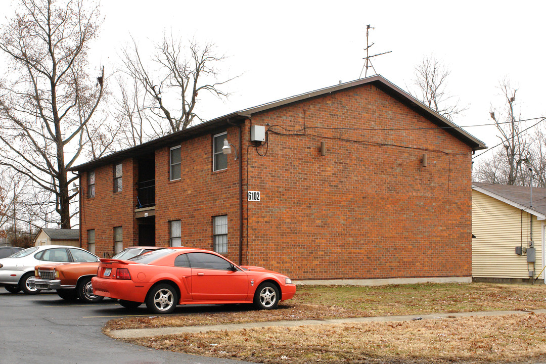 6102 Julie Kay's Way in Louisville, KY - Foto de edificio