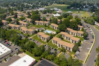Top Of The Hill Apartments in Feasterville, PA - Foto de edificio - Building Photo