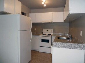 Pinetree Apartments in Abbotsford, BC - Building Photo - Building Photo