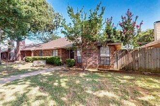 1902 N Irving Heights Dr in Irving, TX - Building Photo - Building Photo