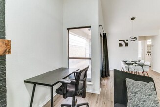 2912 Pegasus Dr in Garland, TX - Foto de edificio - Building Photo