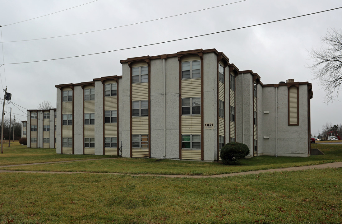 Cloverleaf Apartments in Kansas City, MO - Building Photo