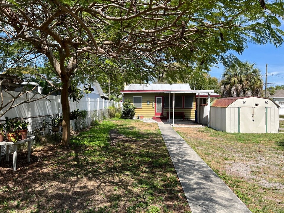 2435 13th Ave N in St. Petersburg, FL - Building Photo