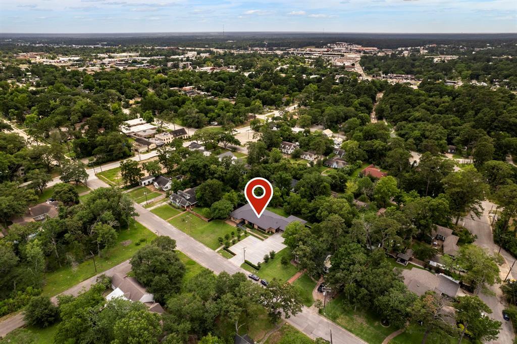 1403 N Thompson St in Conroe, TX - Building Photo