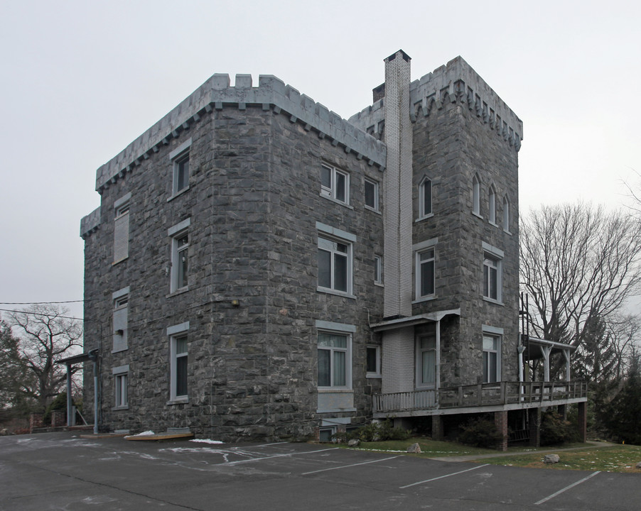 155 Beacon Hill Rd in Dobbs Ferry, NY - Foto de edificio