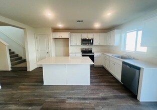 18541 Waterfront Wy in Lathrop, CA - Foto de edificio - Building Photo