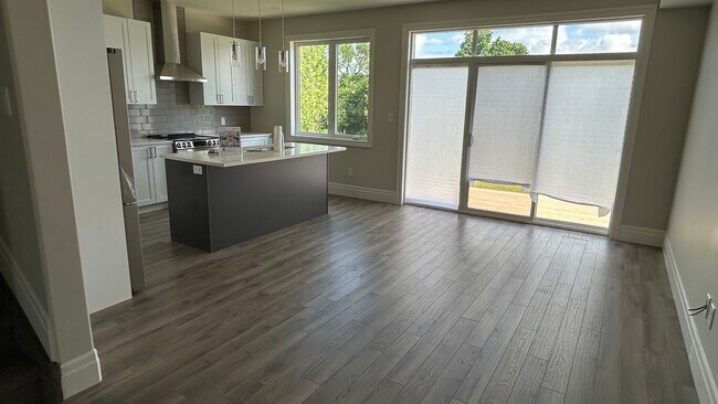 4-bedroom, 2.5-bathroom home in the heart in Prince Edward, ON - Building Photo - Building Photo