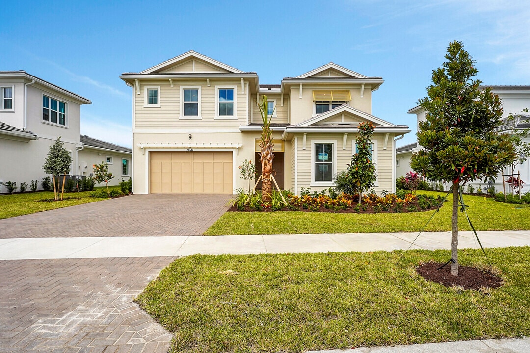 9341 Crestview Cir in Palm Beach Gardens, FL - Building Photo
