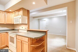 1006 Moore Pl SW in Vienna, VA - Building Photo - Building Photo