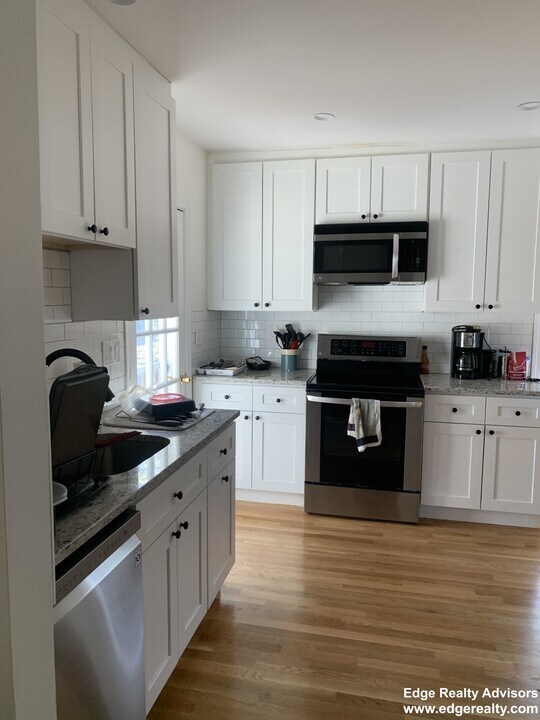 21 Kinross Rd, Unit 3 in Boston, MA - Building Photo