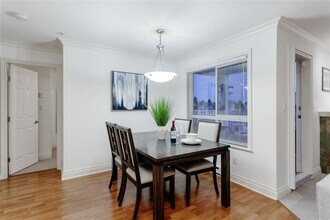 128 W 21st St in North Vancouver, BC - Building Photo - Building Photo