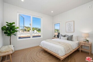 1717 Winona Blvd in Los Angeles, CA - Foto de edificio - Building Photo