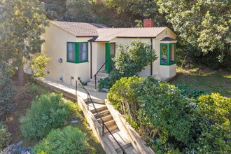 3705 Fredonia Dr in Los Angeles, CA - Foto de edificio - Building Photo