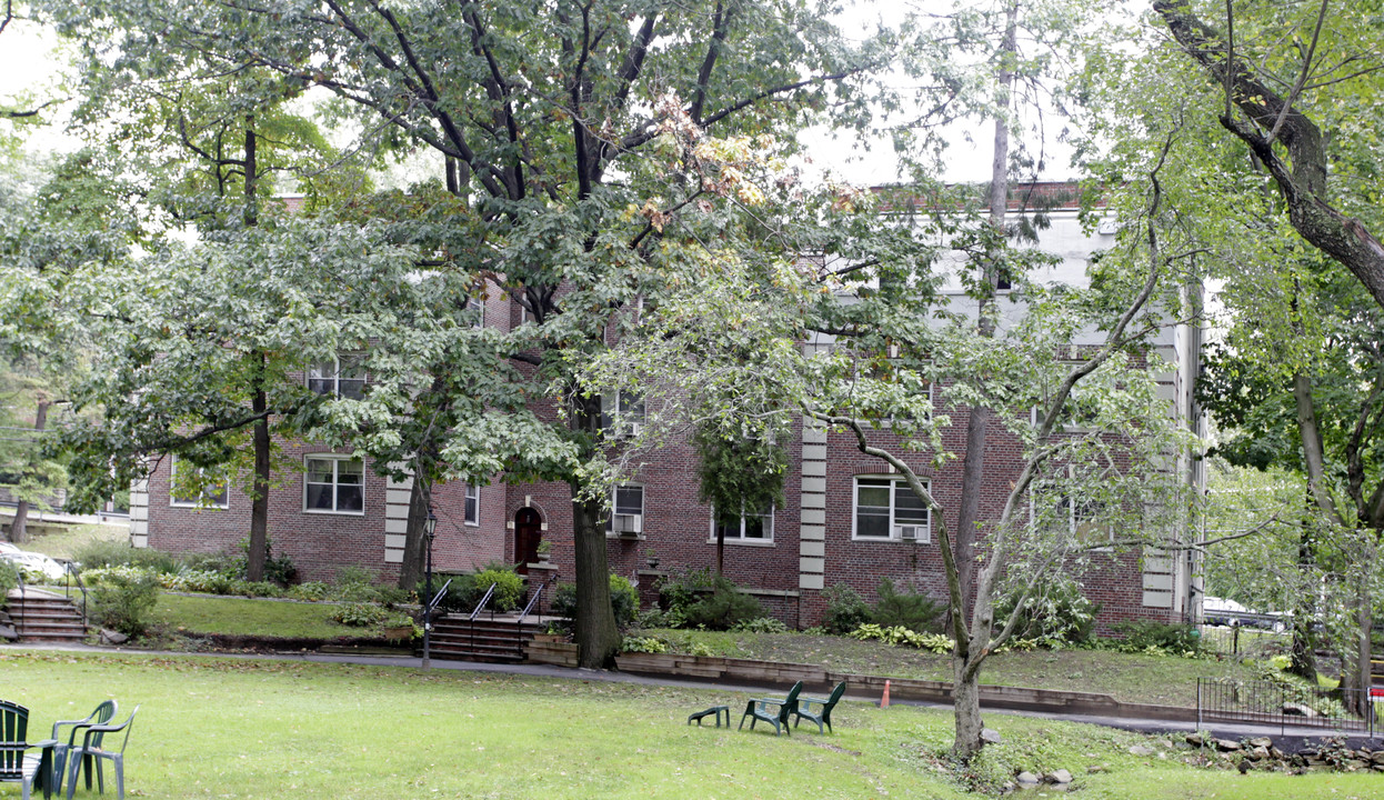 Sunnybrook Gardens Apartments in Bronxville, NY - Foto de edificio