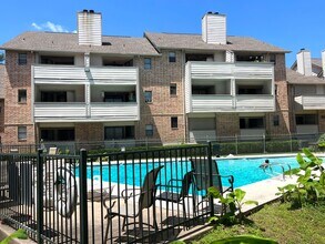 2500 Burleson Rd in Austin, TX - Foto de edificio - Building Photo