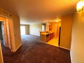 15200 Silver Pkwy in Fenton, MI - Building Photo - Building Photo