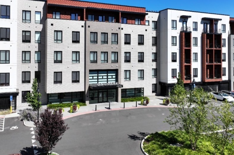 One Park Apartments in West Hartford, CT - Building Photo