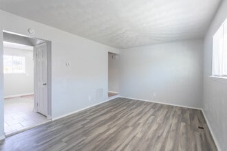 Pembroke Pines Apartments in Hampton, VA - Foto de edificio - Building Photo