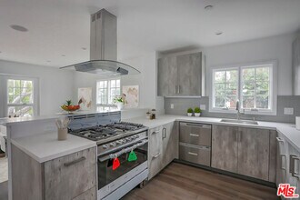 1105 Alta Loma Rd in West Hollywood, CA - Foto de edificio - Building Photo