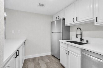 5009 Indian River Dr in Las Vegas, NV - Building Photo - Building Photo