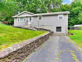 7 Linden Dr in South Hadley, MA - Building Photo