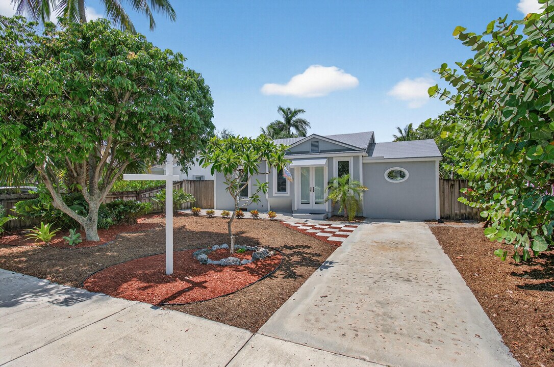 817 N Palmway in Lake Worth Beach, FL - Building Photo