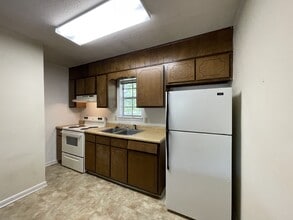 215 Darsey Rd in Hinesville, GA - Building Photo - Building Photo