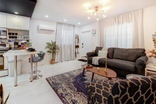 2302 Taylor St in Hollywood, FL - Building Photo