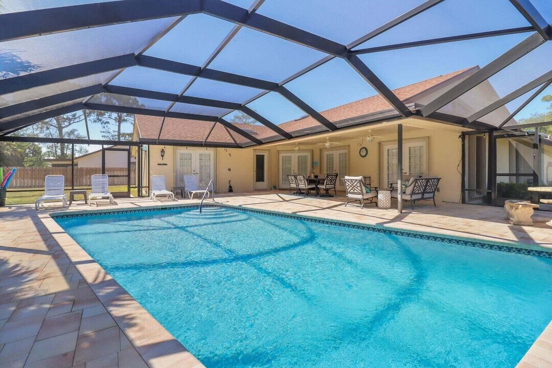 14148 Paddock Dr in Wellington, FL - Building Photo