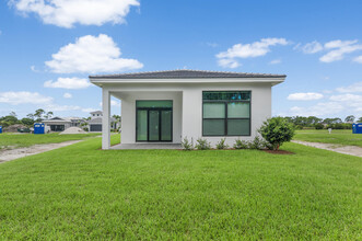 244 SE Via Sangro in Port St. Lucie, FL - Foto de edificio - Building Photo