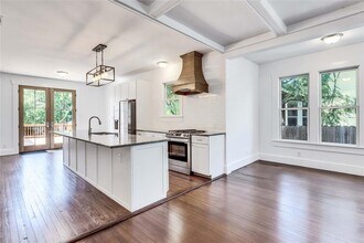 1194 San Bernard St in Austin, TX - Building Photo - Building Photo