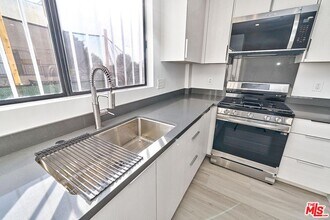 536 N Oxford Ave in Los Angeles, CA - Building Photo - Building Photo