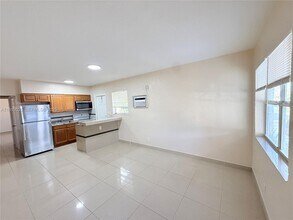 326 NE 6th St-Unit -1-3 in Hallandale Beach, FL - Building Photo - Building Photo
