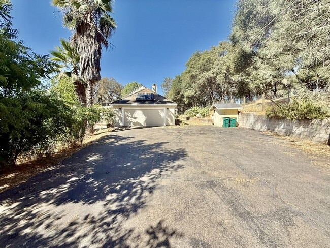 property at 914 Orchard Ct