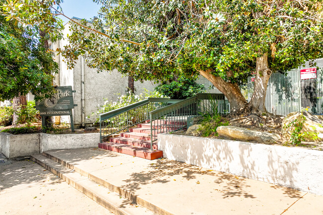 Village Community in Canoga Park, CA - Foto de edificio - Building Photo