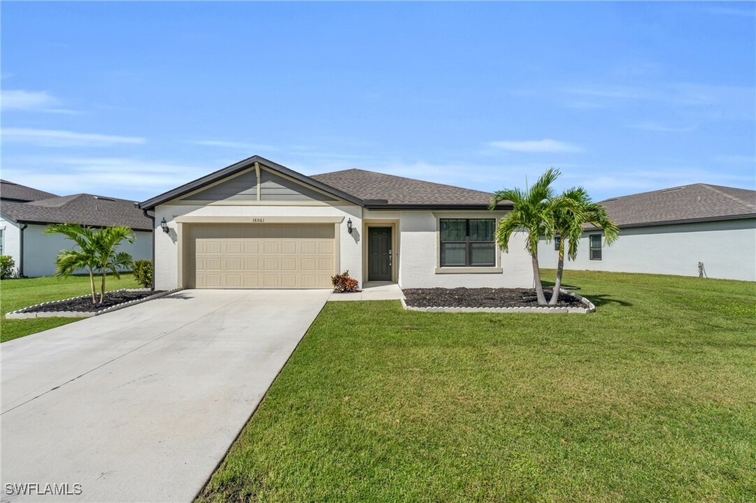 16061 Beachberry Dr in North Fort Myers, FL - Building Photo