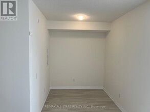 3270 Sheppard Ave E in Toronto, ON - Building Photo - Building Photo