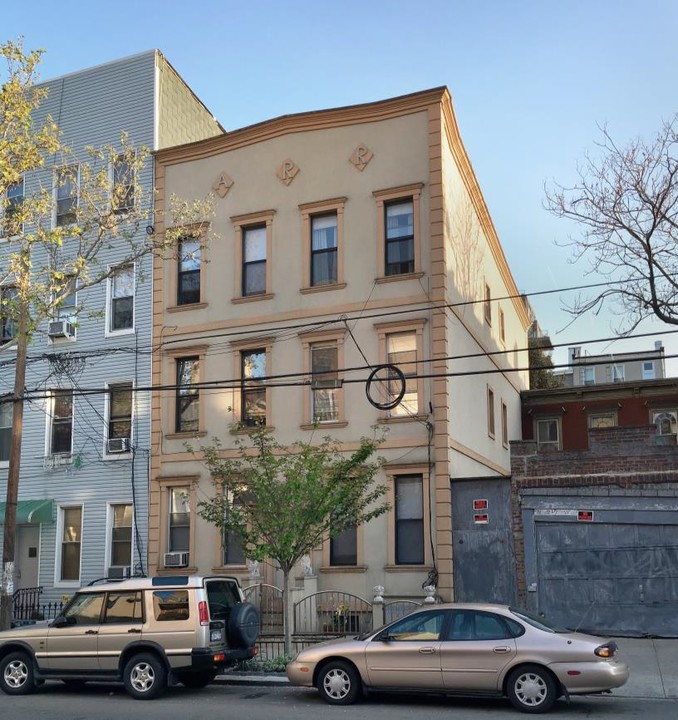 140 N 9th St in Brooklyn, NY - Building Photo