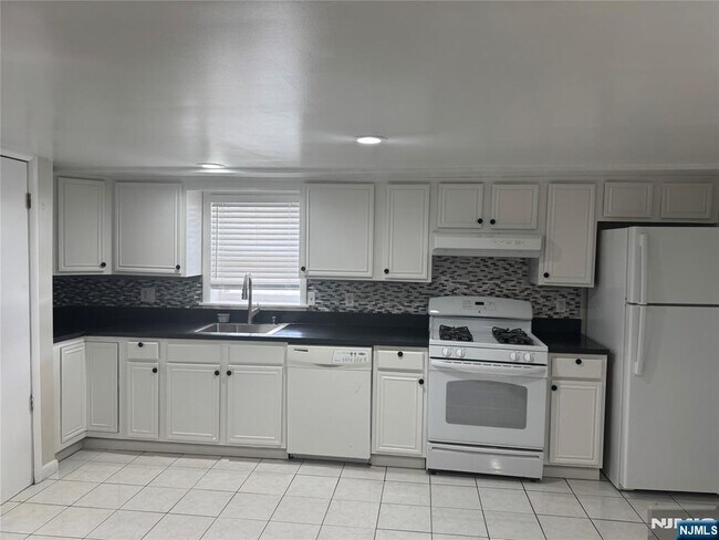 171 Charles St in Secaucus, NJ - Foto de edificio - Building Photo