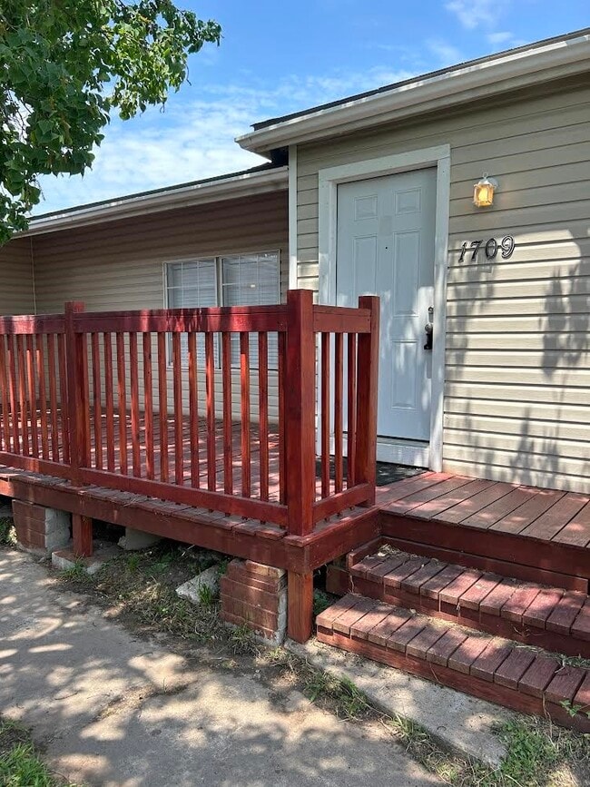 property at 1709 W 4th St