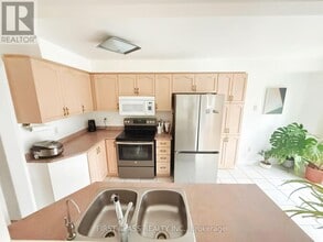 3892 Manatee Way in Mississauga, ON - Building Photo - Building Photo