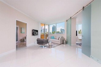 300 S Pointe Dr, Unit 706 in Miami Beach, FL - Building Photo - Building Photo