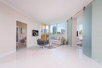 300 S Pointe Dr, Unit 706 in Miami Beach, FL - Foto de edificio - Building Photo