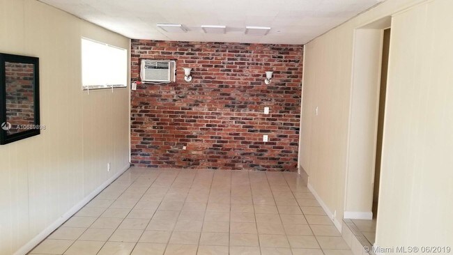319 NE 171 St-Unit -0 in North Miami Beach, FL - Foto de edificio - Building Photo