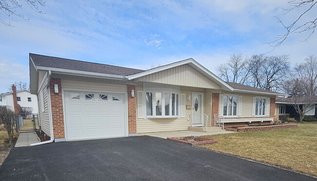 266 Trowbridge Rd in Elk Grove Village, IL - Building Photo - Building Photo