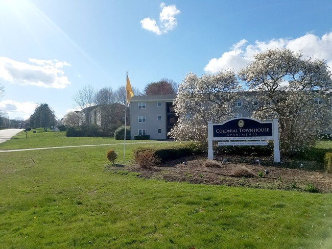 Colonial Townhouse Apartments in Willimantic, CT - Foto de edificio - Building Photo